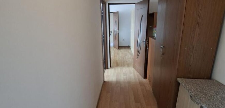 Inchiriez ap 3 camere zona Saturn disponibil imediat