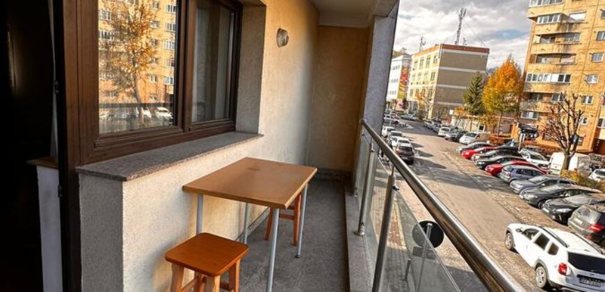 Inchiriez apartament 3 camere DECOMANDAT cu parcare subterana