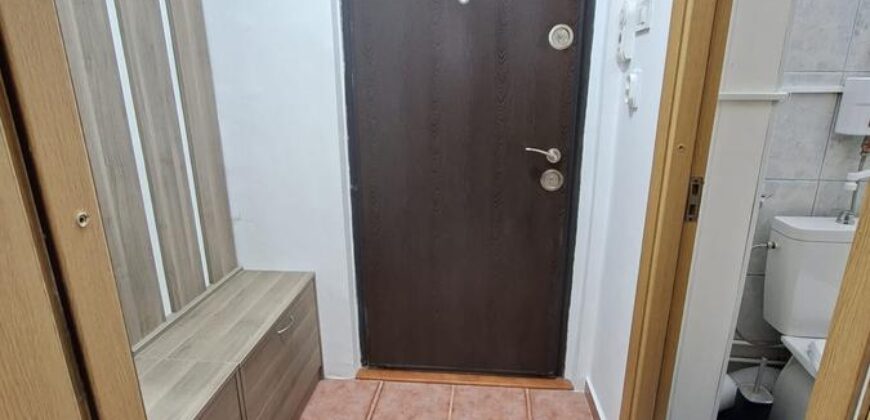 Inchiriez Garsoniera in Tractoru, aproape de Coresi, cu parcare