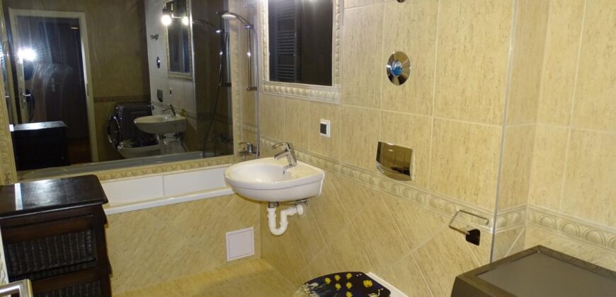 Inchiriez apartament DECOMANDAT 3 camere cu parcare si boxa