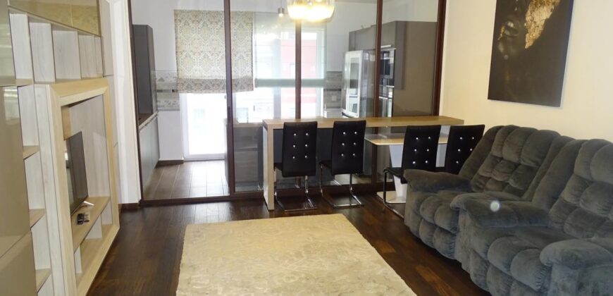 Inchiriez apartament DECOMANDAT 3 camere cu parcare si boxa